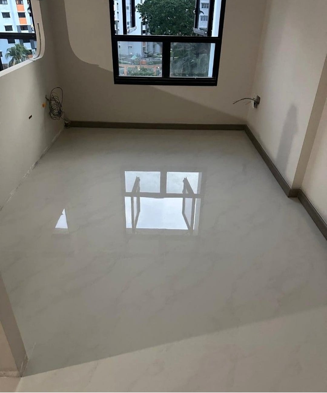 Room with marble gum grouting finish and reflective stone surface