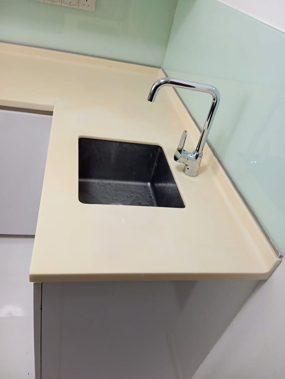Compact basin top polished around a sink and tap